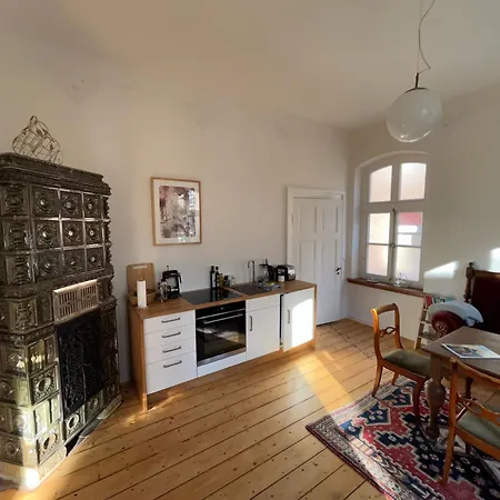 Apartment FeWo Flut im historischen Denkmal, ruhig und modern mit Stil, Kunst und großem Garten, hochwertiger Ausstattung, zentraler Lage in Esens - 3km zur Nordsee, alles fußläufig erreichbar - ideal für Paare oder kleine Familien